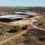 Paisagem rural no cerrado do DF com terras agrícolas e estradas de terra