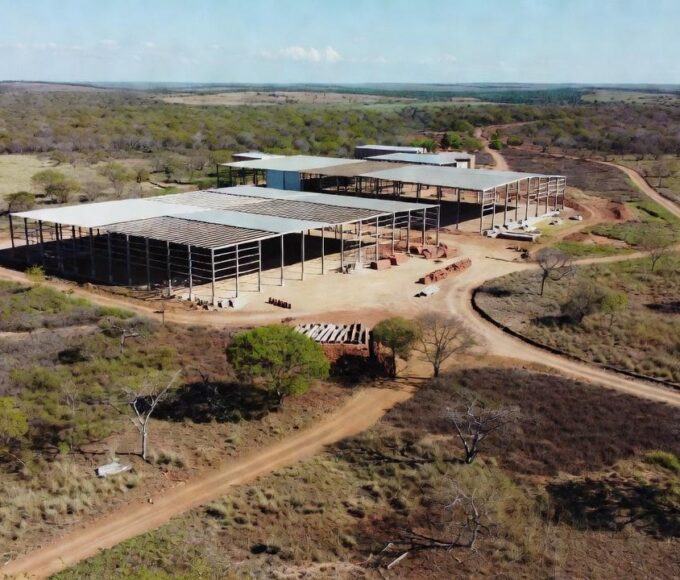 Paisagem rural no cerrado do DF com terras agrícolas e estradas de terra