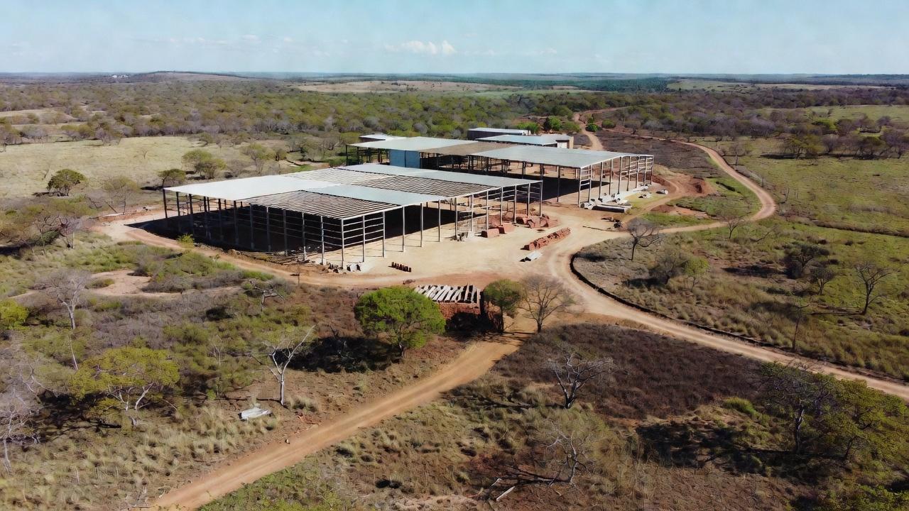 Paisagem rural no cerrado do DF com terras agrícolas e estradas de terra