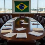 Sala de reuniões vazia no Congresso Nacional após encontro sobre reeleição