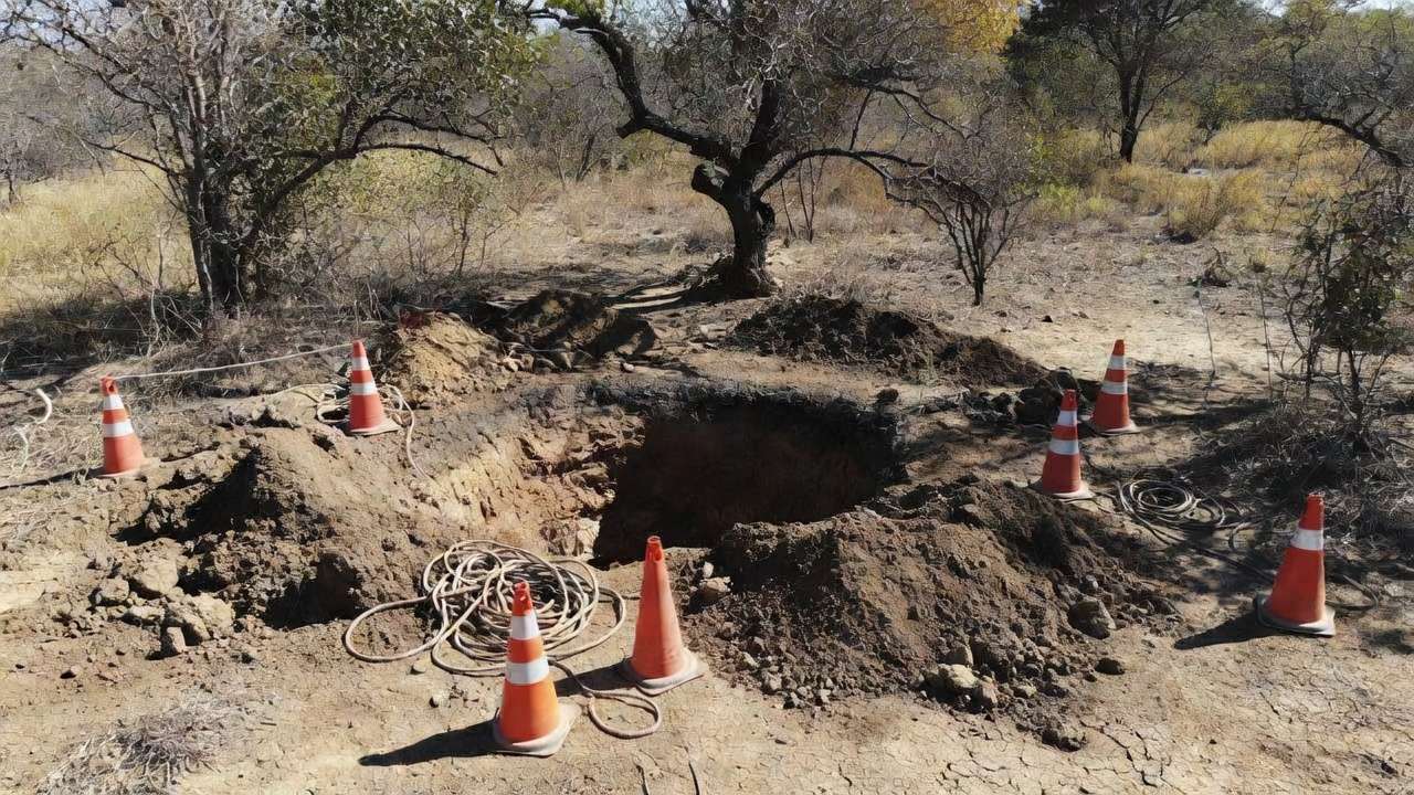 Buraco de 3 metros em área rural do Núcleo Rural Aguilhada