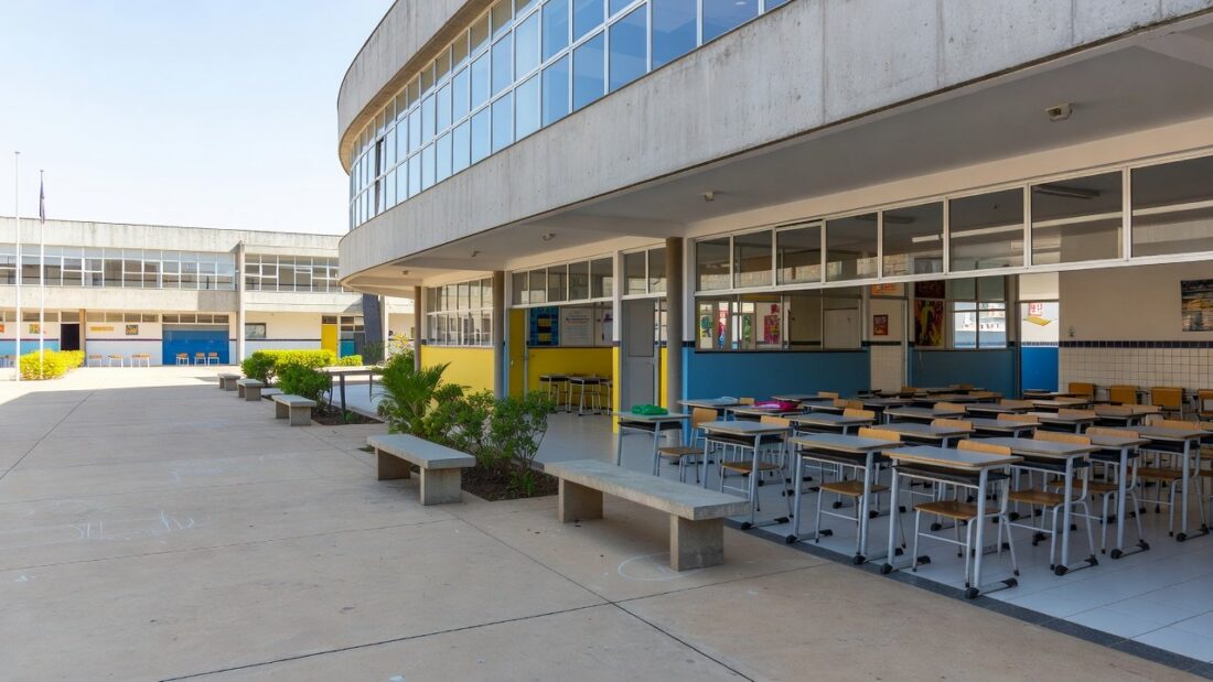 Escola pública em Brasília com carteiras vazias no retorno às aulas na rede do DF