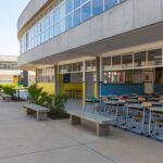 Escola pública em Brasília com carteiras vazias no retorno às aulas na rede do DF