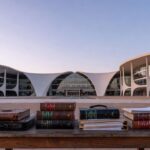 Campus universitário em Brasília com livros de Direito representando bolsas da Defensoria Pública do DF