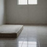 Quarto simples em Brasília com colchão no chão e espaço vazio para móveis