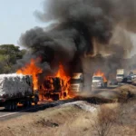 Carretas de algodão incendiadas interditando a DF-130 no Distrito Federal