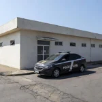 Viatura da Polícia Civil em frente à UPA de São Sebastião após prisão por furto de morfina