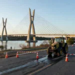 vazamento ocorreu em um trator de uma empresa que realizava serviços de manutenção na ponte Foto: Reprodução/Redes sociais - Foto: Reprodução/Redes sociais