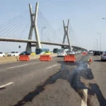 Vazamento de óleo de trator interdita faixas na Ponte JK em Brasília