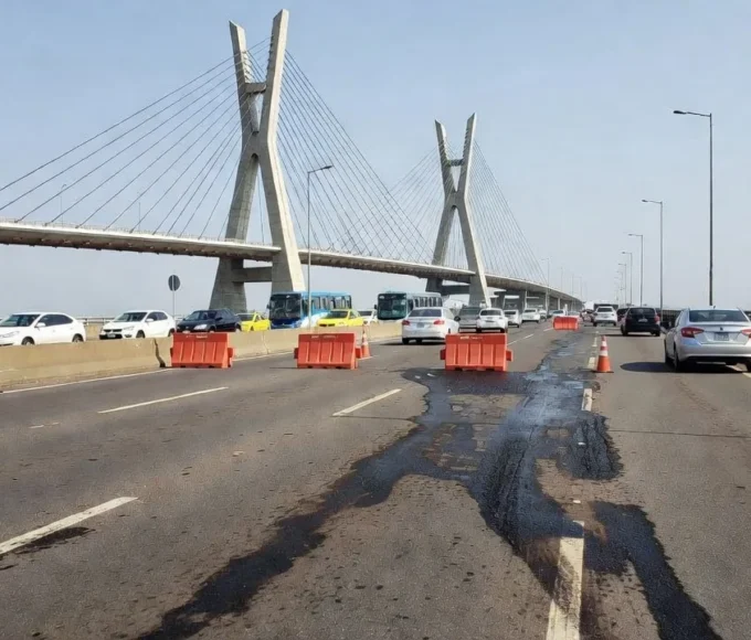 Vazamento de óleo de trator interdita faixas na Ponte JK em Brasília