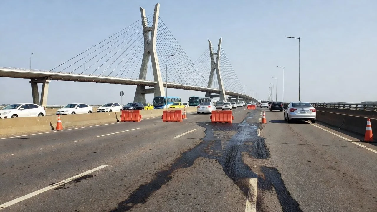 Vazamento de óleo de trator interdita faixas na Ponte JK em Brasília