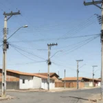 Postes e cabos de energia em bairro residencial de Brasília durante corte programado