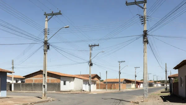 Postes e cabos de energia em bairro residencial de Brasília durante corte programado