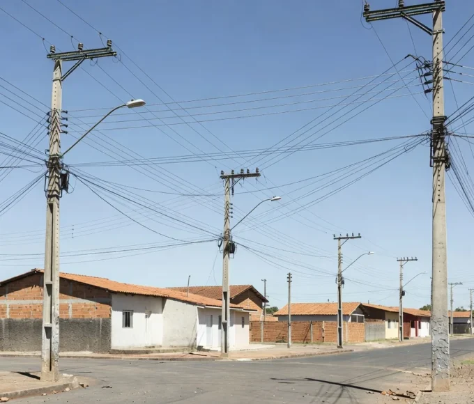 Postes e cabos de energia em bairro residencial de Brasília durante corte programado