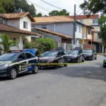 Viaturas da Polícia Civil em operação por homicídio em São Sebastião