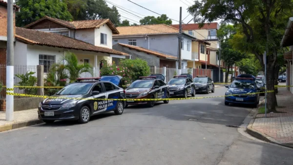 Viaturas da Polícia Civil em operação por homicídio em São Sebastião