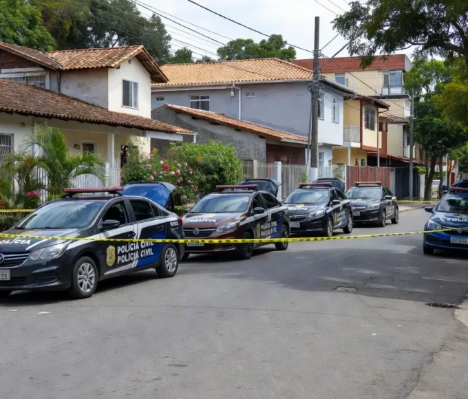 Viaturas da Polícia Civil em operação por homicídio em São Sebastião