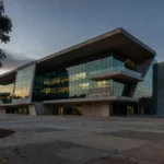 Edifício da Receita Federal em Brasília ao entardecer, simbolizando morte de auditor fiscal.