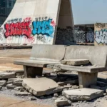Bem público vandalizado em Brasília com danos e pichações