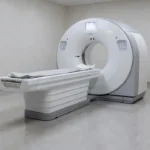Equipamento PET-CT em sala de hospital no Distrito Federal