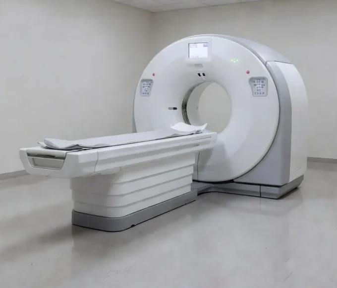Equipamento PET-CT em sala de hospital no Distrito Federal