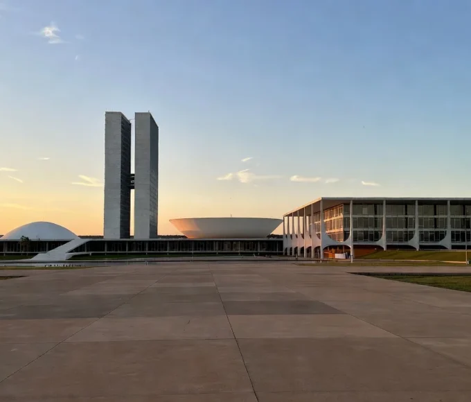 Vista de Brasília com Congresso Nacional simbolizando saúde, educação e BRB.