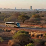 Ônibus em rodovia do cerrado do DF ao amanhecer, simbolizando viagens gratuitas do Sesc-DF para adolescentes.