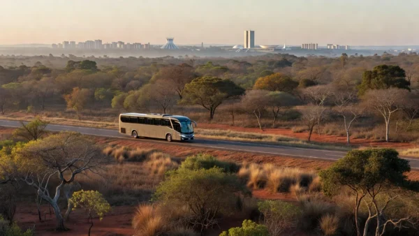 Ônibus em rodovia do cerrado do DF ao amanhecer, simbolizando viagens gratuitas do Sesc-DF para adolescentes.