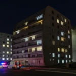 Fachada de prédio residencial em Brasília durante operação policial