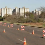 Restrições de trânsito em Ceilândia com barreiras e sinalização nas ruas