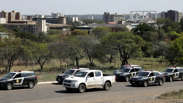 Viaturas da PM-DF recuperam Hilux furtada após perseguição no Park Way, em Brasília