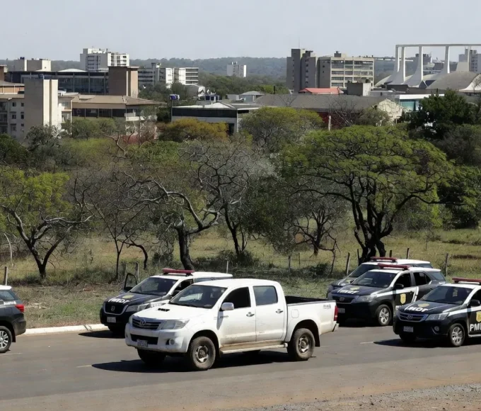Viaturas da PM-DF recuperam Hilux furtada após perseguição no Park Way, em Brasília