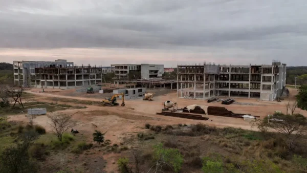 Fachada da Câmara Legislativa do DF em Brasília homenageando 5 anos da UnDF