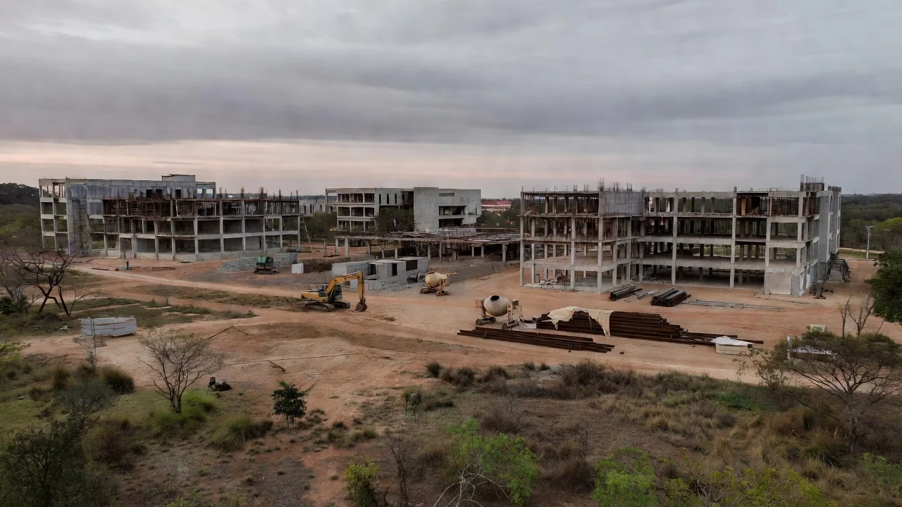 Fachada da Câmara Legislativa do DF em Brasília homenageando 5 anos da UnDF