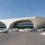 Delegacia de polícia em Brasília com viaturas, caso de agressão infantil