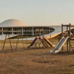 Câmara Legislativa do DF em Brasília com tom sombrio sobre negligência na primeira infância
