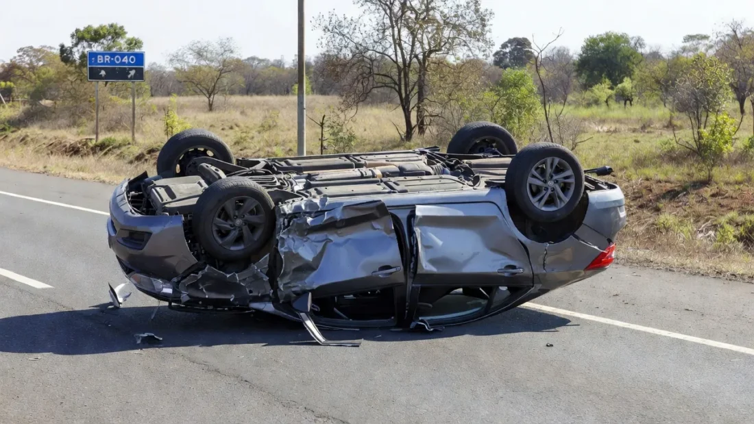 Carro capotado na BR-040 em Santa Maria após acidente