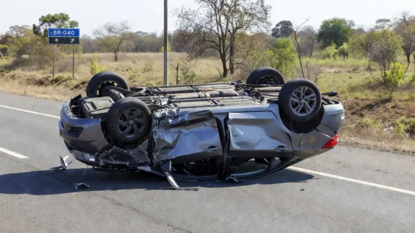 Carro capotado na BR-040 em Santa Maria após acidente