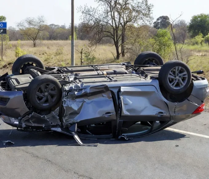 Carro capotado na BR-040 em Santa Maria após acidente