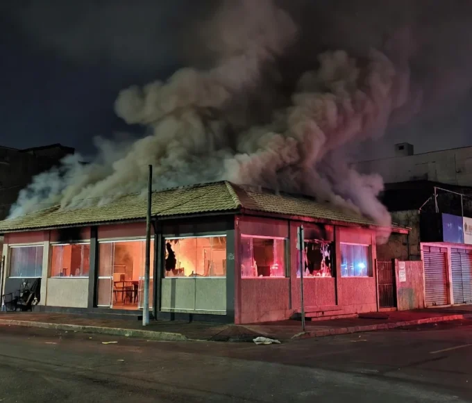 Incêndio em pizzaria em Taguatinga, Brasília, madrugada