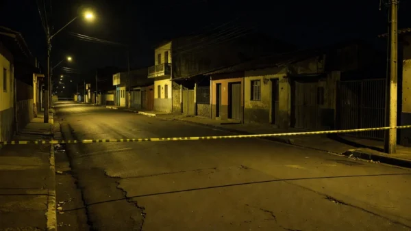 Rua vazia em Goiás com fita de isolamento policial em cena noturna