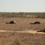 Paisagem rural no DF com campos de cultivo e equipamentos parados, representando estagnação agrícola