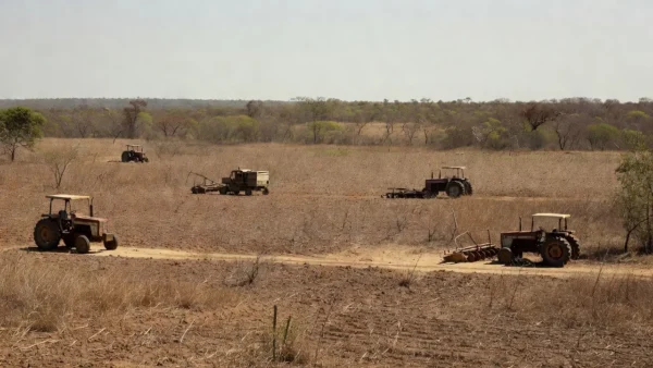 Paisagem rural no DF com campos de cultivo e equipamentos parados, representando estagnação agrícola