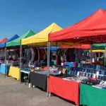 Barracas da Feira dos Importados com produtos variados em Brasília