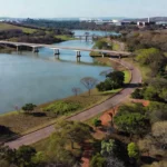 Ponte e estrada parque no Lago Norte em Brasília, DF