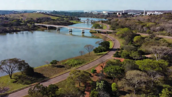 Ponte e estrada parque no Lago Norte em Brasília, DF