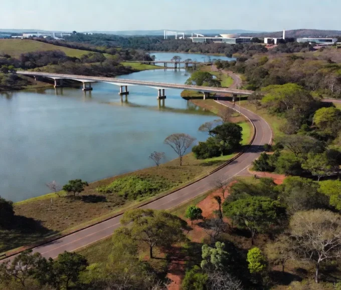 Ponte e estrada parque no Lago Norte em Brasília, DF