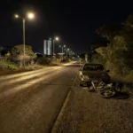 Estrada no DF com carro e motocicleta danificados após acidente