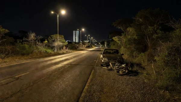 Estrada no DF com carro e motocicleta danificados após acidente
