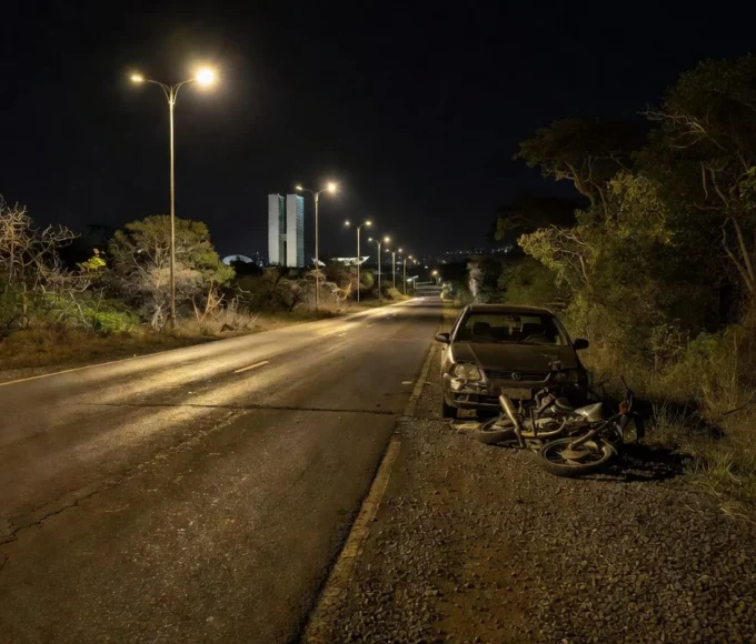 Estrada no DF com carro e motocicleta danificados após acidente